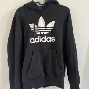 Adidas hoodie  - Använd men i bra skick 