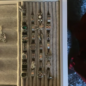Herr ringar i silver/stål - Alla är hyfsat bra skick, säljer bunten så är det någon/några som fångar din uppmärksamhet så kan vi diskutera pris samt strl privat (hela bunten ligger ute för 1500)