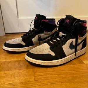 Nike Jordan 1 PSG ZOOM HIGH - Skick 8/10, använda nån månad.  Storlek: 45  Nypris 3500kr Rosa och Lila tillhörande Paris snören följer med. Kommer i original nike box. Köpare står för frakt.