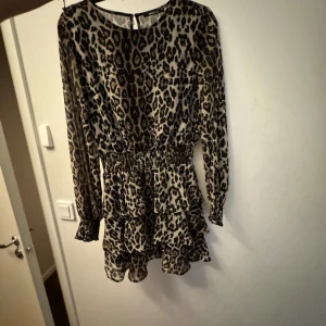 Leopard klänning - Klänning i leopardmönster med volanger, storlek 38 men funkar på 36 också. Fint skick 