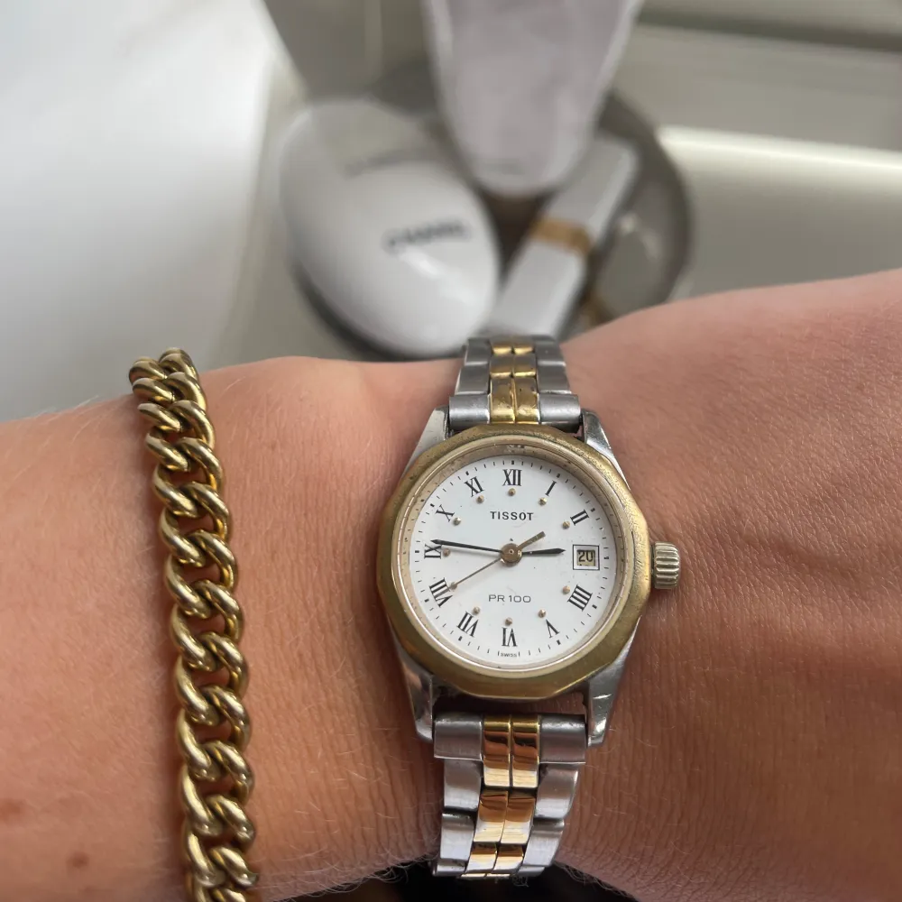 Vintage tissot, modell Pr 100, vattentålig. Automatisk, så behöver inte batteri. Klockan fungerar men tiden är fel och datum, går säkert att lämna in och få den fixad 💖💖 går att putsa till så blir den som ny, vänligen se foton!. Accessoarer.