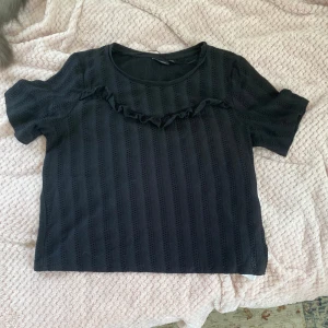 Snygg tröja  - Snygg, trendig tröja med coolt mönster! Uppsydd nertill men inget man märker av. Skriv gärna i DM vid frågor 💗