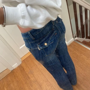 Bootcut jeans  - Jättefina bootcut jeans med superfina detaljer. Tyvärr har  dom blivit för små. Bra skick och skriv gärna över funderingar och prisförslag🥰🥰