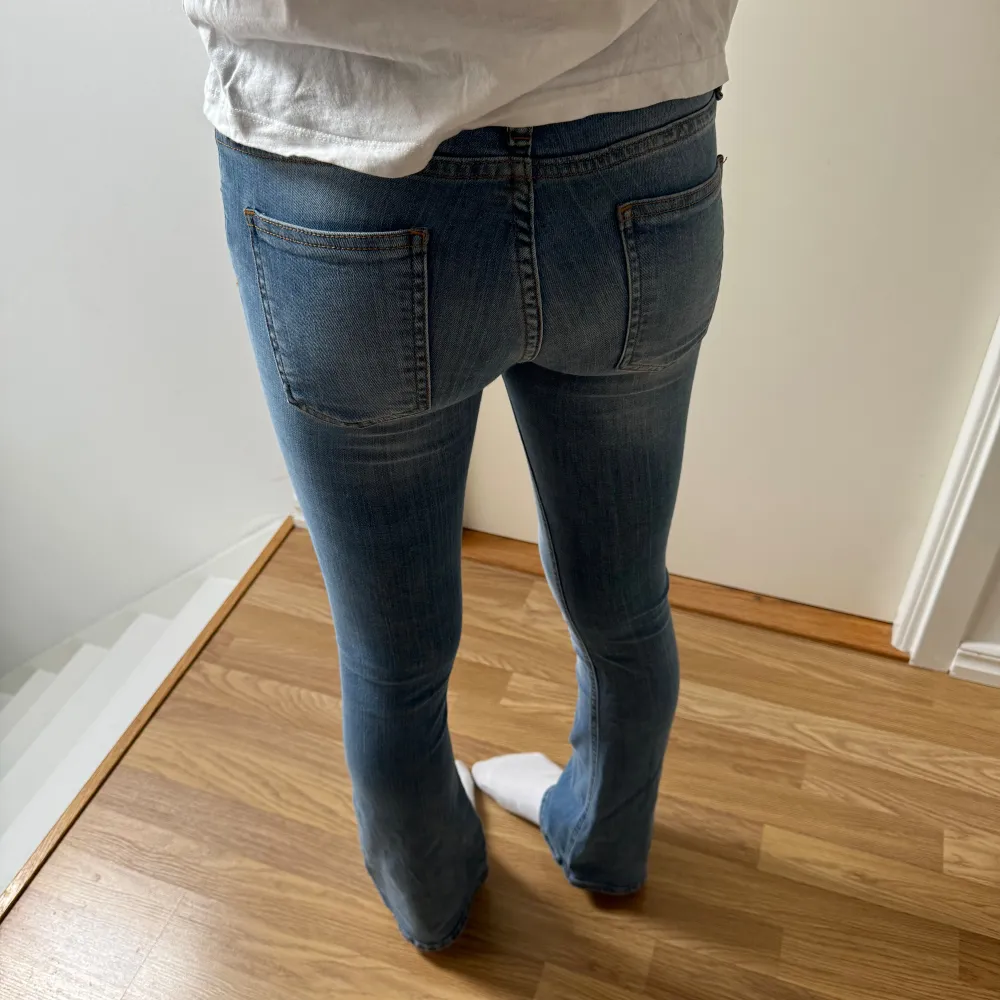 Snygga lågmidjade bootcut jeans. Storlek 164 men är precis som xs, de är ngt korta på mig som är ca 170. Nyskick! Kontakta mig vid frågor o intresse! pris kan diskuteras.. Jeans & Byxor.