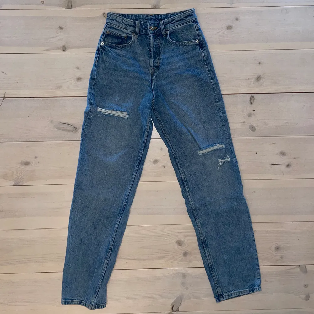 Blåa högmidjade jeans med slitningar på benen. Skriv för fler bilder.. Jeans & Byxor.