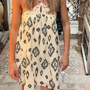 Klänning från zara  - Köpte den på plick men satt inte bra på mig. (Inte min bild, men kan skicka bilder vid intresse🥰)