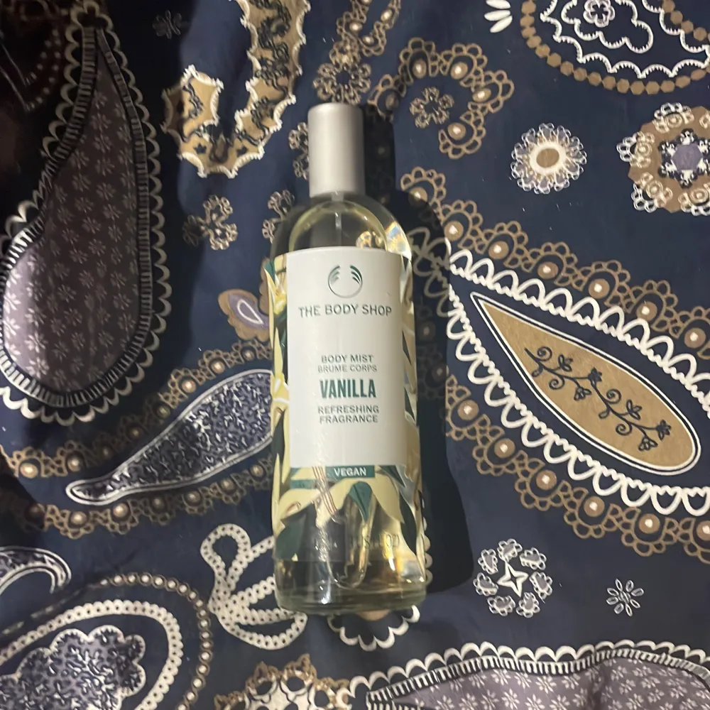 Body mist från the body shop i doften vanilla, säljer då den inte kommer till användning💗 I princip helt full, se bild💗 ‼️Kontakta vid frågor och innan köp‼️. Övrigt.