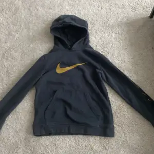 Säljer min Nike hoodie fick den i julklapp har ej använt den så jag tänkte jag bara kunde sälja den storlek 147-158 men stor i storleken så skulle säga 160 köpte för 800 säljer för 550 är i nyskick 10/10