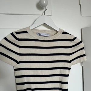 stickad t-shirt  - som ny. 