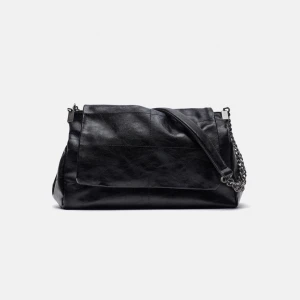 Zara väska - Intressekoll på min fina väska ifrån Zara, den är väl tagen hand om och inga defekter. Ny pris är 399kr❣️ 