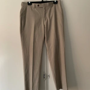 Kostymbyxor  - Superfint skick, endast använda ett par gånger 