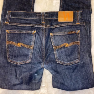 Nudie jeans - Lågmidjade jeans från nudie i rak modell. Köpte secondhand men passade tyvärr inte mig. 