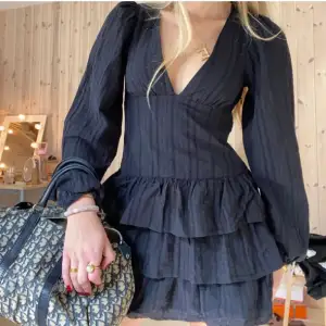 Säljer denna klänningen med volanger från zara som inte går att köpa längre❤️ aldrig använd! Sitter så snyggt💗