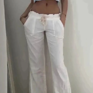 Roxy linnebyxor  - Säljer mina linnebyxor från Roxy. Köpta förra sommaren men knappt använda så i bra skick. Storlek M men passar också S☀️💕😇
