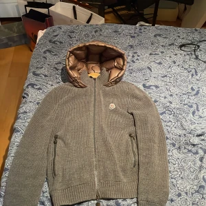 Moncler cardigan  - Säljer nu min moncler cardigan storlek M skick 8/10 helt fel fri denna model är en äldre version o säljs ej längre mycket eftertraktad om du har mer frågar bara skriva!  Priset kan sänkas någon hundring