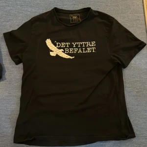 44. Svart det yttre befälet T-shirt XL - Det yttre befälet Merch gjord av bandet själva. Svart t-shirt i bra skick