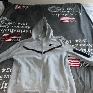 Säljer nu min Nike tech fleece. Bra skick 10av10.  - Storlek XL ( junior) Den är Använd men mycket bra skick.
