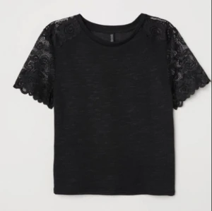 Svart spetstopp - Svart lite kortare spetstopp från H&M. Den är lite genomskinlig, perfekt till fest!💗