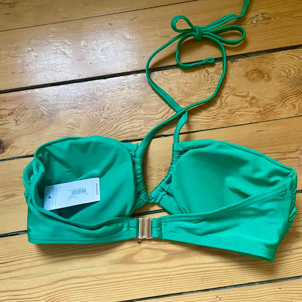 Oanvänd (prislapp kvar) bikiniöverdel från Asos. Märke New Look. Aldrig använd då den tyvärr inte passade mig. Normal i storleken och går att knyta på lite olika sätt 😍   Sista bilden är från Asos hemsida.. Toppar.