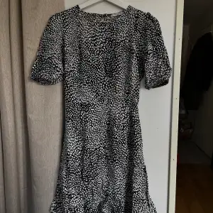 Superfin klänning som aldrig kommit till användning   Miniklänning med öppen rygg  Något liten i storleken, passar 36