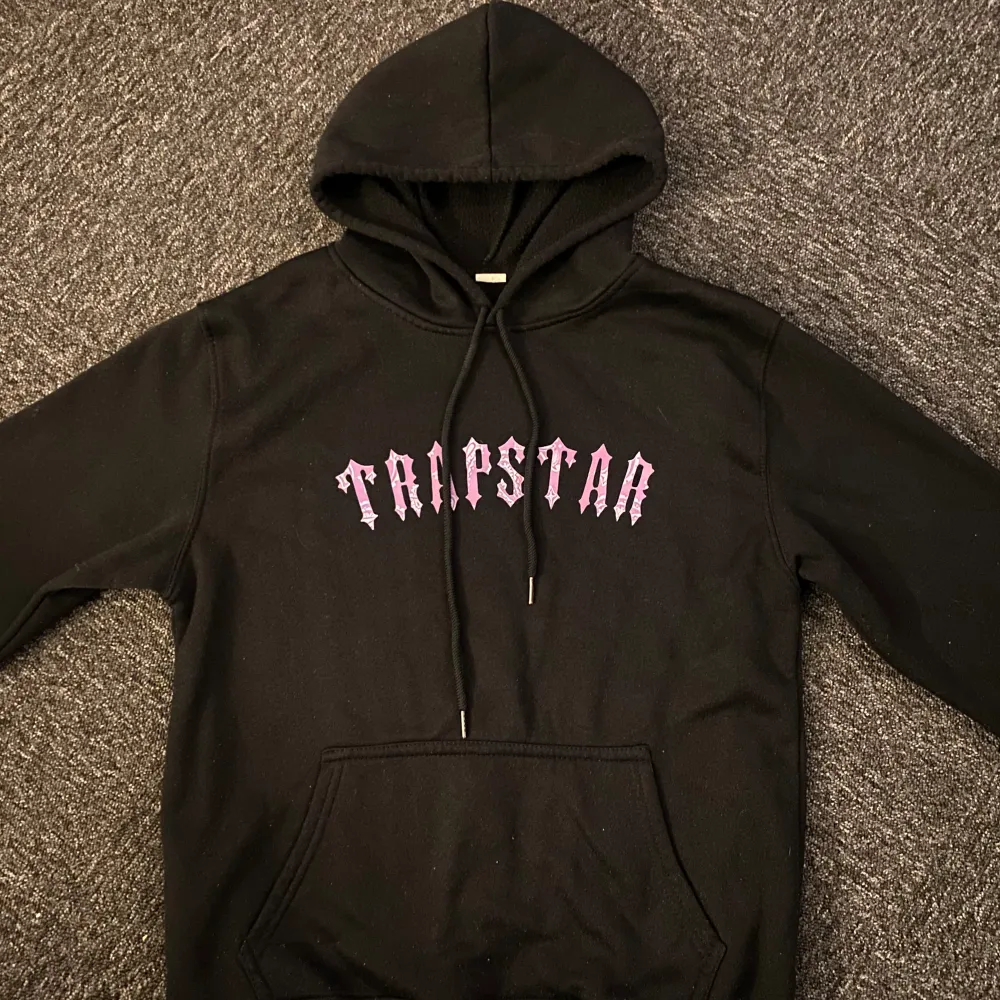 Säljer min svart/rosa Trapstar hoodie eftersom den inte kommer till användning. Väldigt skönt material och bra tryck. Betalning sker via swish.. Hoodies.