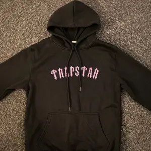Säljer min svart/rosa Trapstar hoodie eftersom den inte kommer till användning. Väldigt skönt material och bra tryck. Betalning sker via swish.