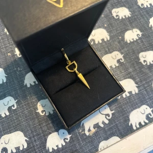 Bitten earring❤️‍🔥 - Säljer mitt älskade Maria örhänge! Örhänget är i jättefint skick, fick det ganska nyligen men har tröttnat lite så det är därför jag säljer! ❤️‍🔥Ordinarie pris 2800 säljer för 2300 eller mindre. Går också med på att byta Maria smycken endast guld!😇💖❤️‍🔥