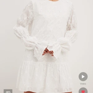 NA-KD studentklänning - Skriv i kommentarerna som en budgivning, skriv gärna i medelande att du lagt ett bud så jag kan kontakta ifallatt du vunnit☺️ Oanvänd men fel storlek för mig, 