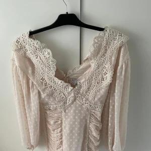 Studentklänning  - Super fin v-ringad studentklänning som jag hade senare på studentkvällen. Lite tjockare material. Inga fläckar eller syn på användning, som ny. Från asos. Ljus rosa beige färg