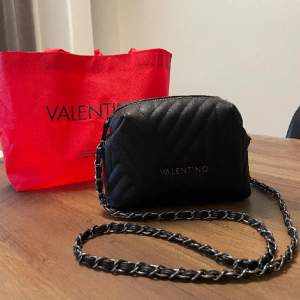 Säljer dena valentino väskan som knappt är använd, max 2 gånger. Skriv för mer information.