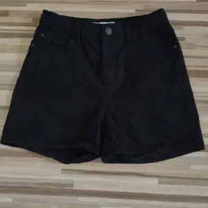 Snygga svarta shorts som är perfekta för sommaren! 💕 De kommer från Lindex och storleken är 158-164 💕
