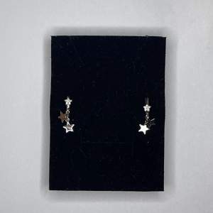 Mått: 1.7 x 2.2 cm. Super söta örhängen med små stjärnor 🌟  Kan mötas upp i Örebro 