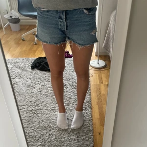 Jeansshorts - Blå jeansshorts från Zara i storlek 42. 