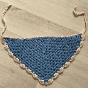 Handvirkad bandana🩵 - Handvirkad söt bandana🩵 perfekt till sommaren! Gjord med 100% bomullsgarn. Mått: 19x32 cm. Band: 20cm. Kan göras i andra färger: skriv privat🩵