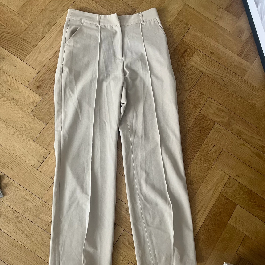 Beige kostymbyxor Från Madlady  - 90