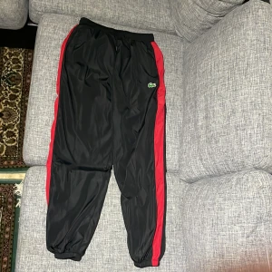 Lacoste byxor - Väldigt fina byxor aldrig använda. Säljes pga de är för små Storlek M/L Nypris 1000 Mitt pris 300 Priset för att diskuteras vid snabbt köp