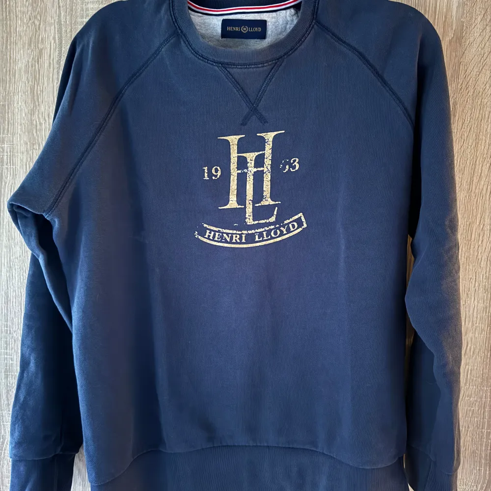Mörkblå tröja från Henri Lloyd. Storlek M.  Bra skick, något urtvättat.. Tröjor & Koftor.