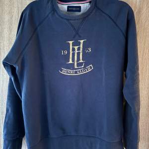Mörkblå tröja från Henri Lloyd. Storlek M.  Bra skick, något urtvättat.