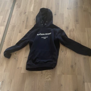 Blå hoodie björn borg - Lite åt hållet stockholms stil med den passar i alla lägen att ha på sig, den har användas ett par gånger med den är jätte skön att ha på sig. Storleken är 158/164