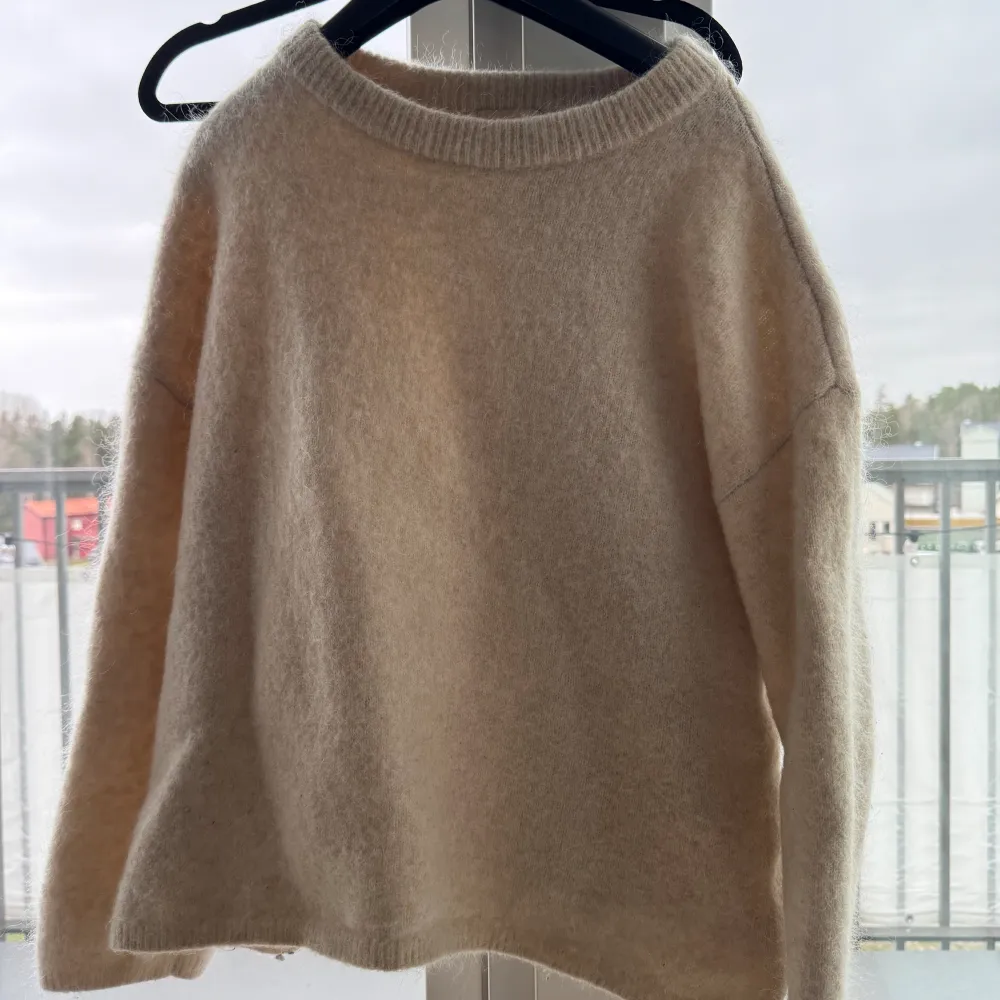 Beige/vit mohair ull tröja i bra skick i storlek xs🥰🥰💓💓säljer då den inte kommer till användning!. Tröjor & Koftor.