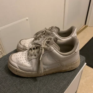 Vita Nike Airforce 1s - Säljer mina gamla Airforce 1s Son ni ser själv finns d hål vid hälen inuti (båda skorna)  Ett litet hål finns under skorn på högra skorn Annars funkar de fortfarande! Strl 42