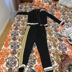 Moncler Tracksuit  - Hej! Säljer moncler Tracksuit för väldigt bilagt pris och har använd den lite säljer den för att den passar inte mig längre och har använd typ 1 månad.