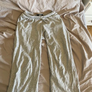 Mjukisbyxor  - Lågmidjade mjukisbyxor från bikbok i storlek xs men skulle säga att de passar s oxå men är lite kortare men byxorna har sprättats upp längst ner för att de ska bli längre. Skriv om ni har några frågor🩷