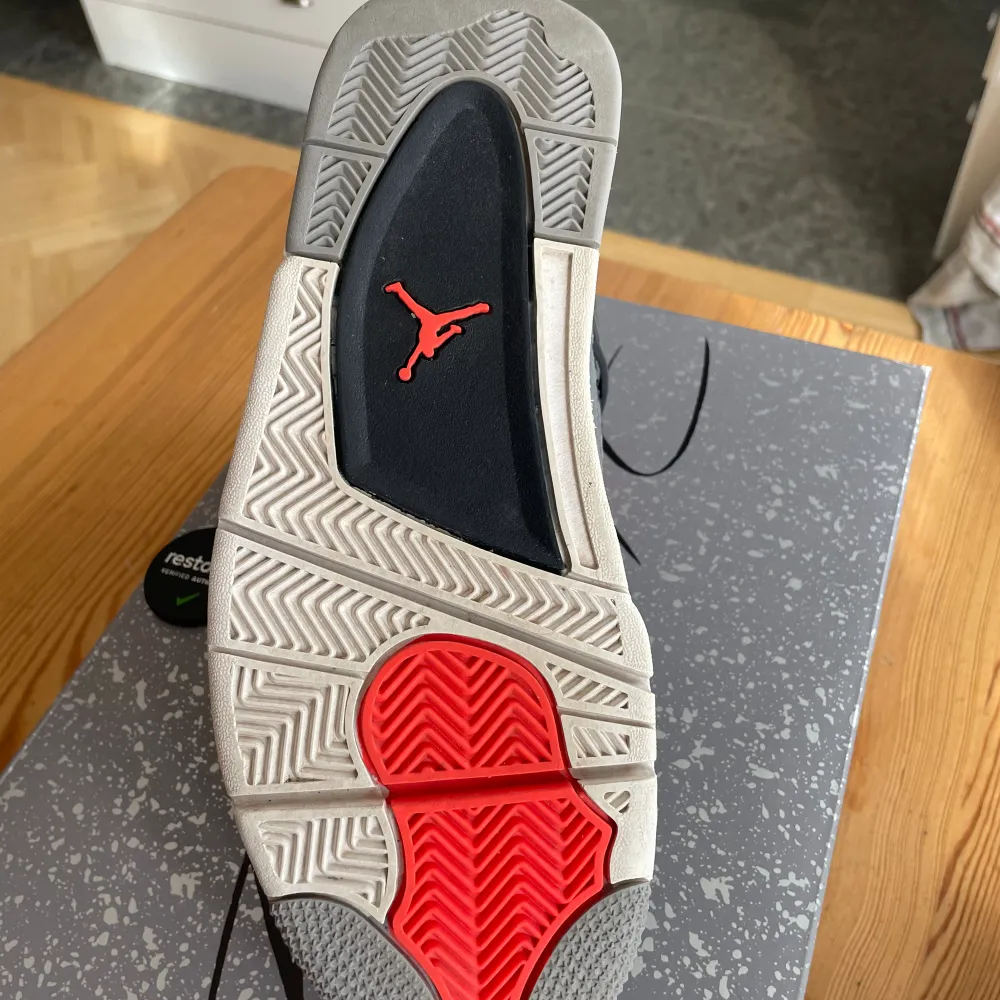Knappt och sparsamt användna Jordan 4 i färgen ”retro infrared”. Skorna är näst intill nyskick och med tillkommer originalkartong samt ”restocks verified authentic tag” som är bevis på att skorna är äkta (finns på både skorna och kartong).. Skor.