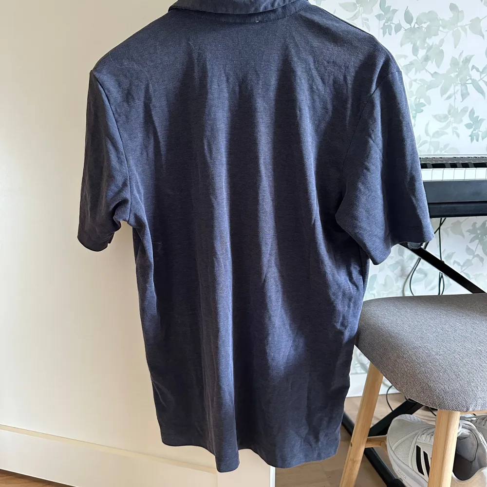 Säljer en piké från zara i storlek M. Bara använd ett fåtal gånger. . T-paidat.