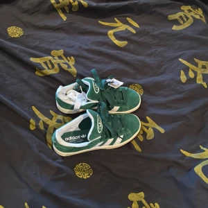 Säljer mörkgröna campus - Storlek 41, de är helt oanvända och finns låda