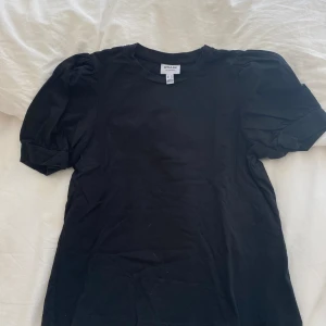 Topp - Topp med puffiga ärmar liten fläck på magen men syns inte så mycket (kan skicka närmare bilder)
