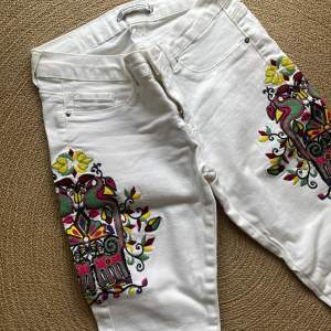 White jeans with embroidery  Size 26 