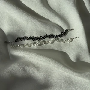 Pärlsmycke  - Paketpris: 3 blommiga armband med ett blommighalsband, enkel armband och set ringar för 350kr(ordinarie pris:450kr). Design, färger coh storlek väljer man helt själv, för mer besök vår profil💕