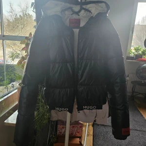 Hugo Boss pufferjacket - Hel och fresh förutom det ytterst lilla på inaidan i luvan samt nedtill vid resåren som kanske går bort om man orkar försöka/bryr sig.